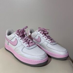 Nike Air Force 1 in White and Light Pink